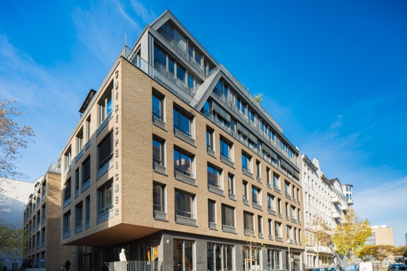 Eckhaus des Projektes Cuvrystraße mit gelben Klinkern 