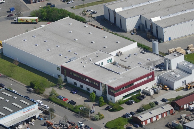 Luftbild eines modernen Flachbaus